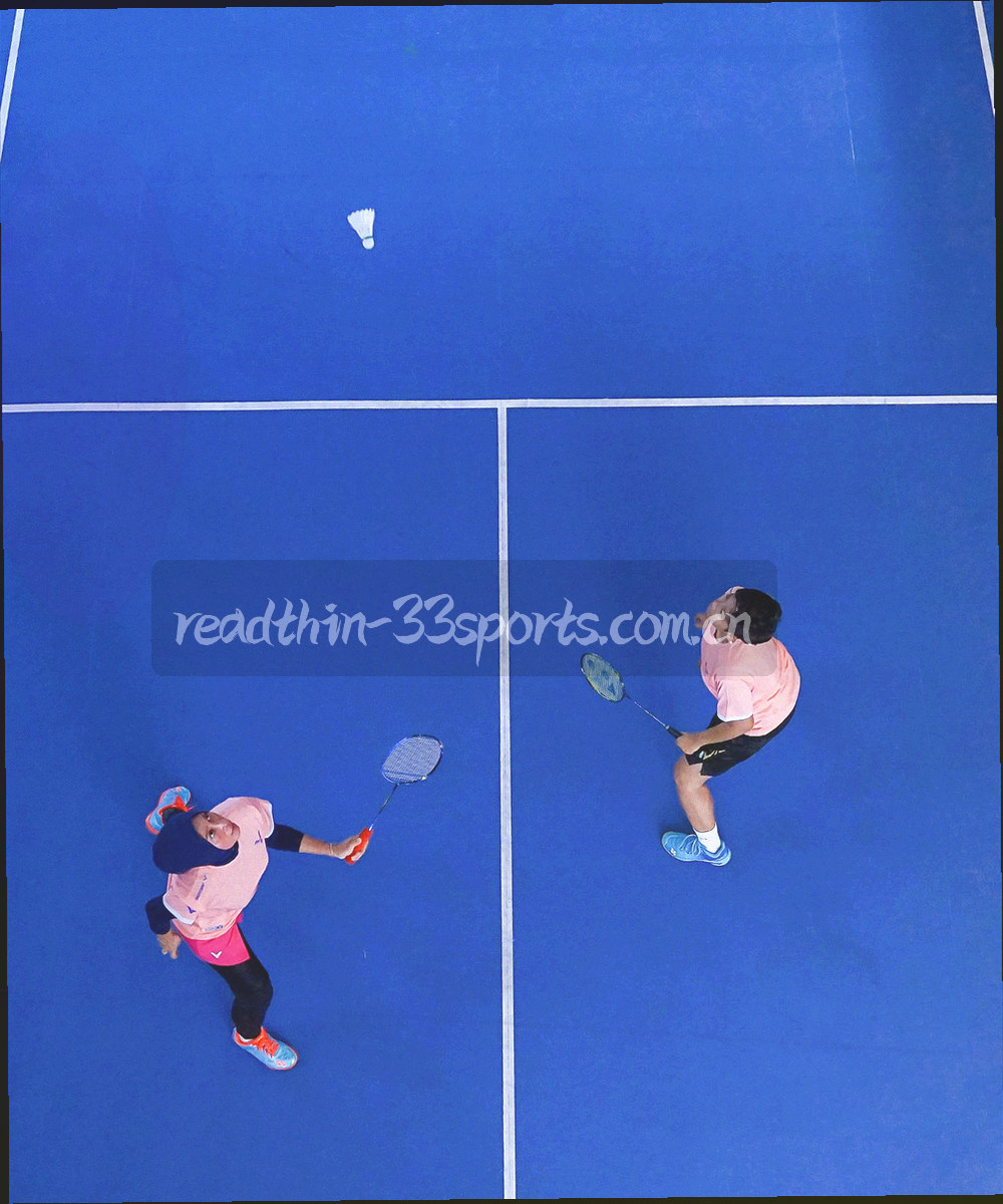 球场边线与会客区座椅的抽象俯拍，深绿与冷灰色块交错，画面中没有人物
